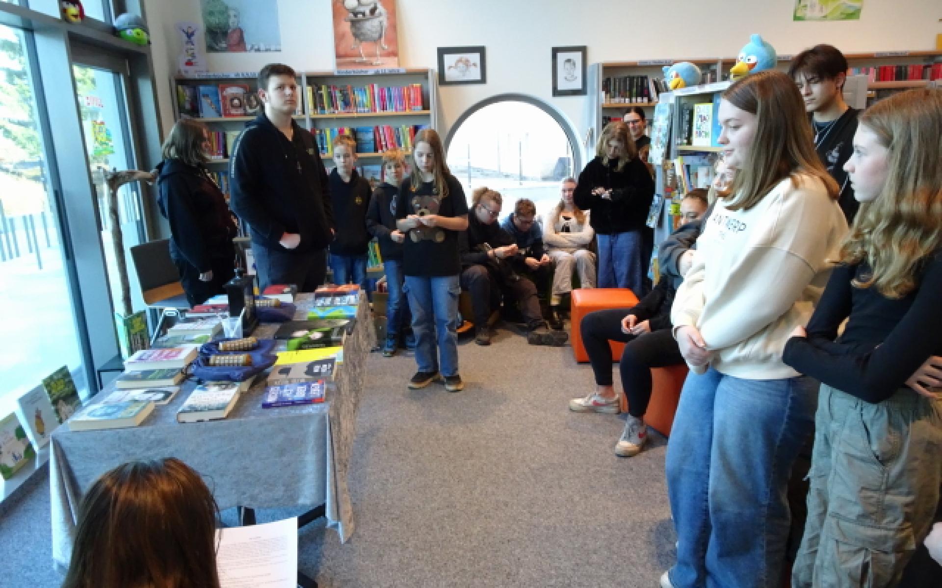 Jugendliche in der Bibliothek