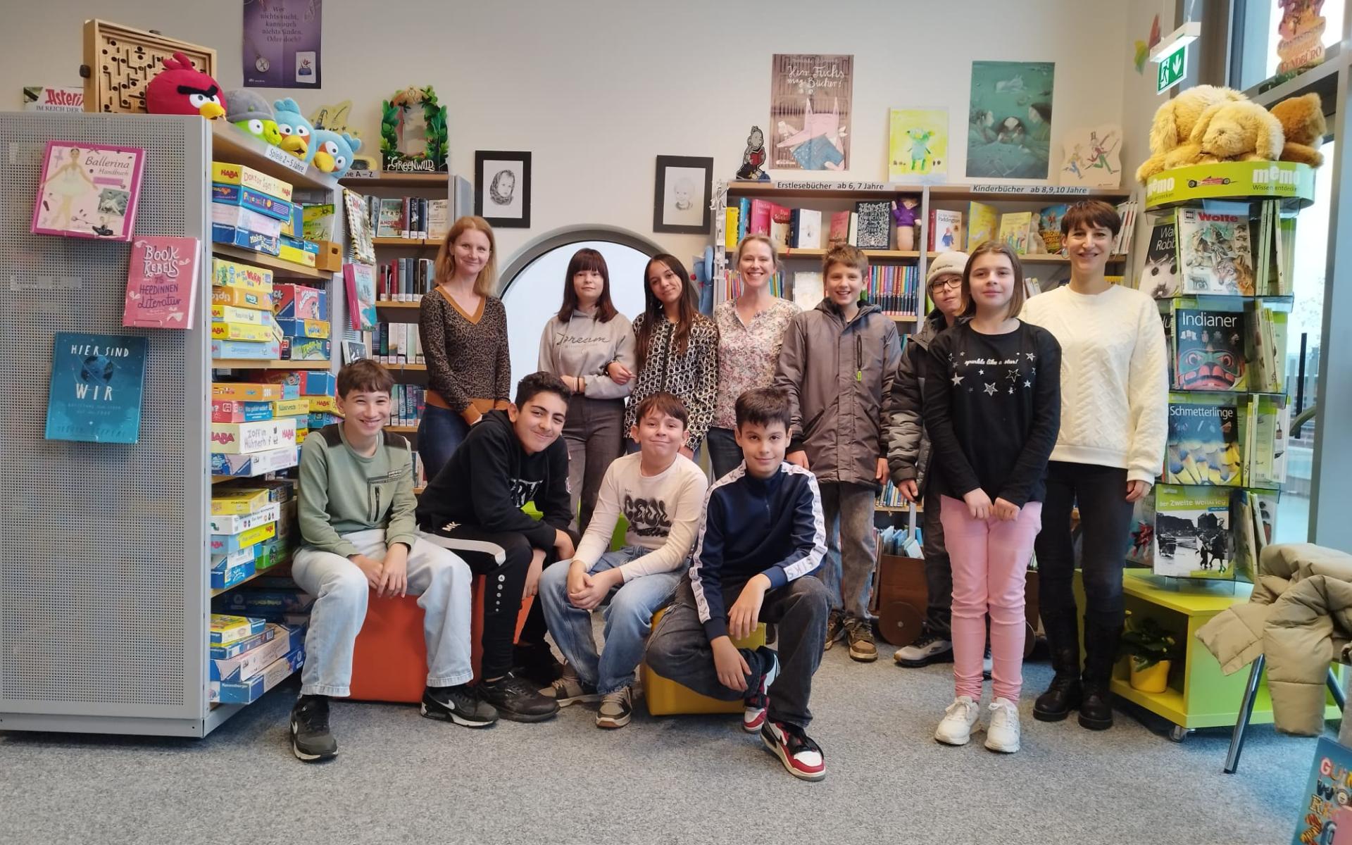 Jugendliche in der Bibliothek