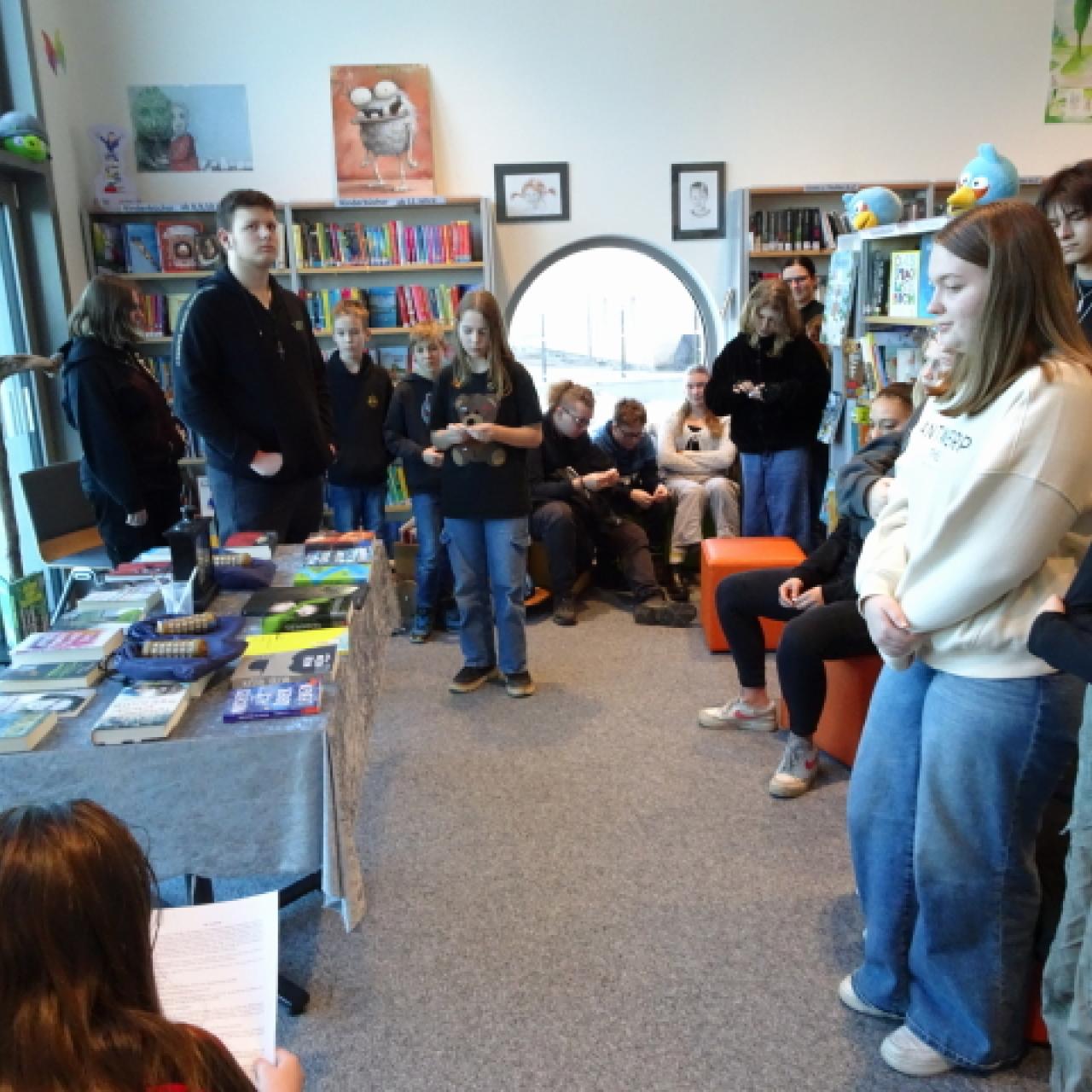 Jugendliche in der Bibliothek