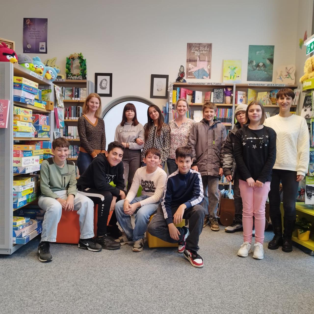 Jugendliche in der Bibliothek